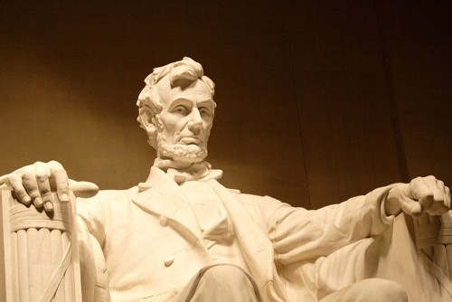 5 bài học lãnh đạo dưới đây do tác giả Eric Barker rút ra từ cuốn "Abraham Lincoln - Thiên tài lãnh đạo", được đăng tải trên trang Business Insider: