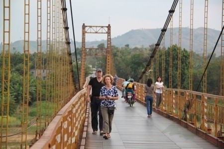 Vợ chồng du khách Gaby Franco-người Đức thăm cầu treo Kon Klor