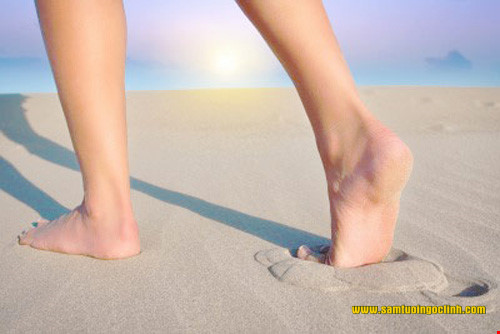 Đi bộ trên bãi biển với đôi chân trần có thể cải thiện tâm trạng của bạn