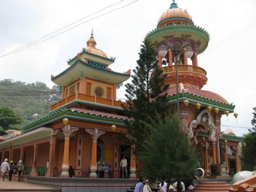 Đây là một ngôi chùa có kiến trúc rất đặc biệt, bởi nó kết hợp phong cách nghệ thuật Ấn Độ và kiến trúc cổ dân tộc đầu tiên tại Việt Nam