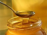 Dùng một chiếc đũa sạch khuấy đều chai mật lên. Nếu là mật ong giả trộn lẫn tạp chất sẽ vẩn đục lên.