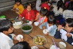 Bữa cơm ở Trường Đắk Na dù chỉ có canh rau, thịt kho dưa chua, cơm trắng nhưng học sinh ăn rất ngon lành