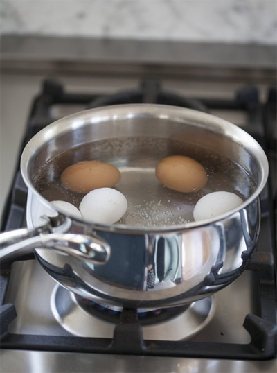 Luộc trứng ở nhiệt độ cao cho tới khi nước sôi già