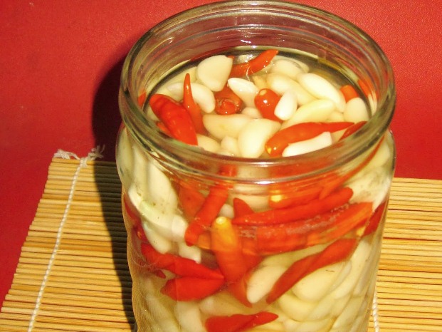 Cho lọ ớt ngâm vào tủ lạnh để bảo quản và dùng dần trong những bữa ăn hoặc khi nấu nướng.