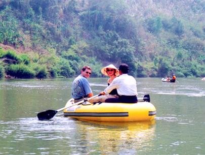 Dòng sông Đăk Bla như một dải lụa mềm vắt qua thị xã Kon Tum. Du khách đến đây sẽ có một kỷ niệm đáng nhớ nếu được xuôi ngược dòng sông này trên thuyền độc mộc của người Ba Na.