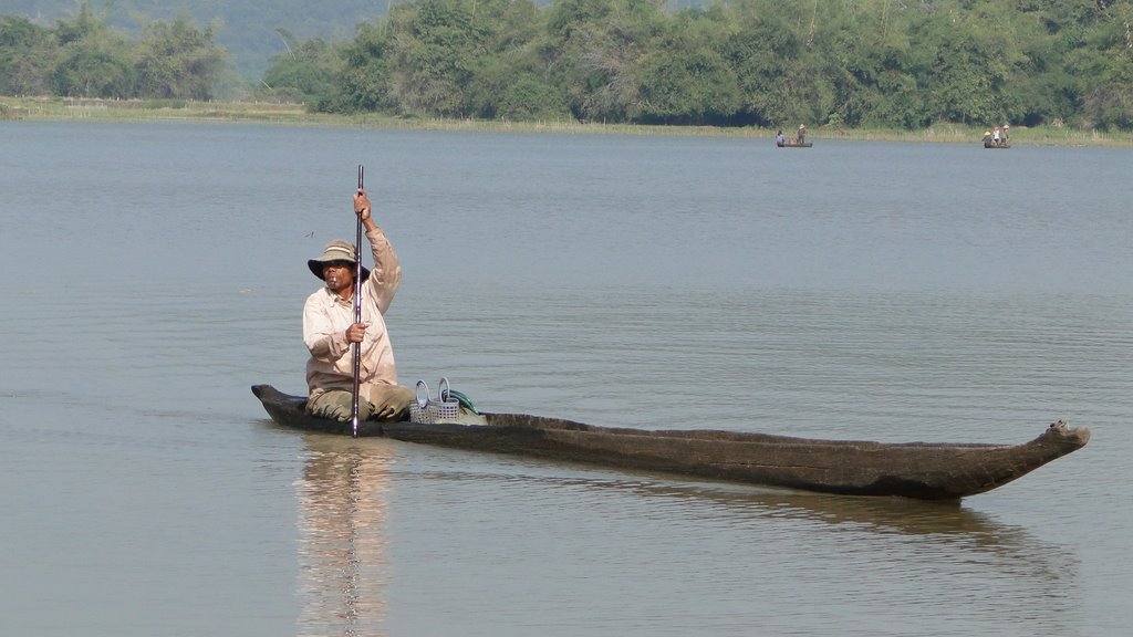 Thuyền độc mộc được làm từ một cây gỗ lớn, qua bàn tay gia công khéo léo của những người thợ