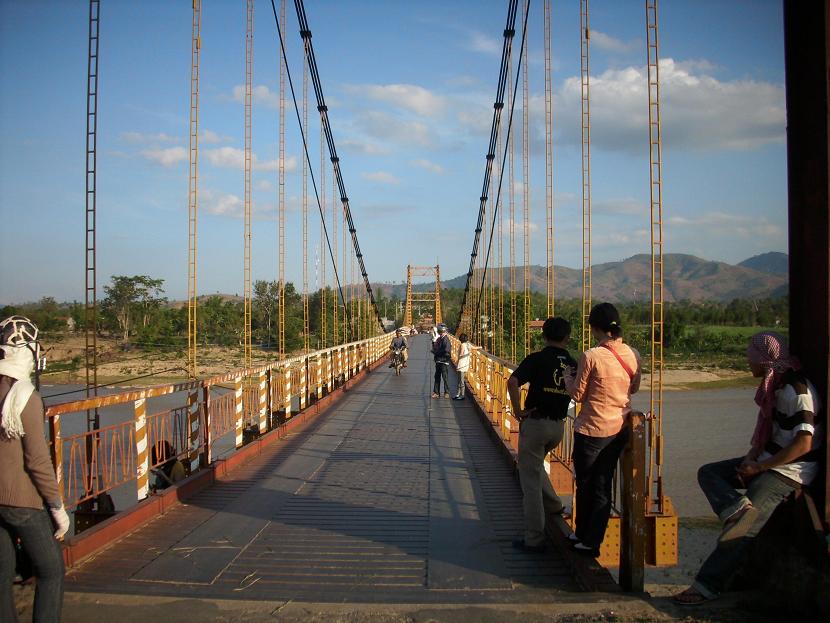 bóng chiếc cầu uy nghi in dưới dòng nước phẳng lặng...