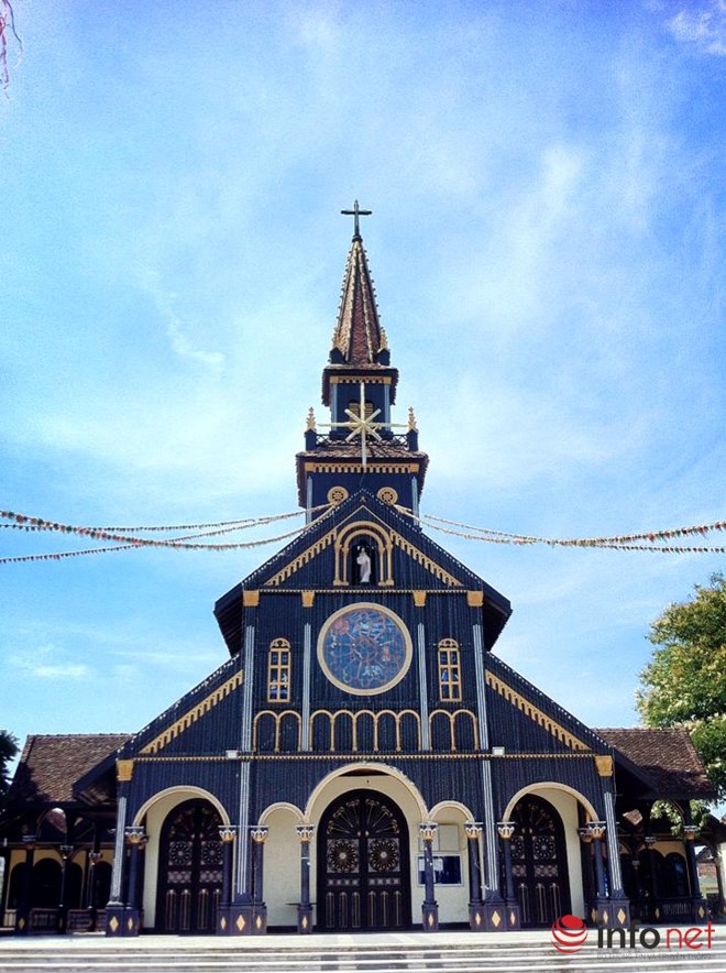 Nhà thờ Gỗ nổi bật trên nền trời xanh Tây Nguyên.