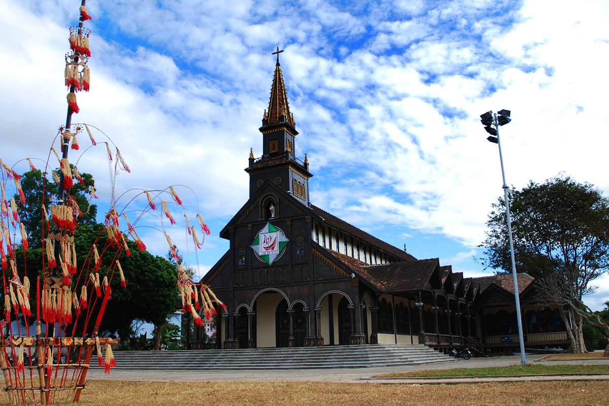 nhà thờ gỗ kon tum