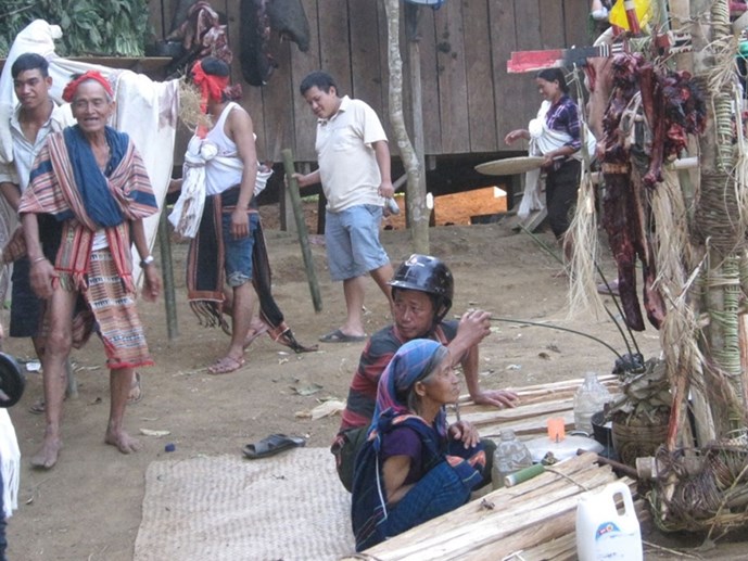 Già làng A Điêng (đứng bên góc trái) trong buổi lễ đâm trâu cúng Yàng