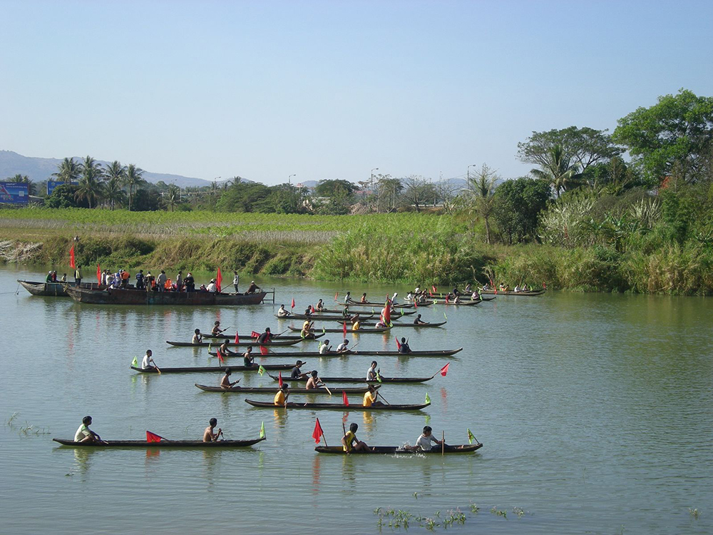 đua thuyền độc mộc kon tum