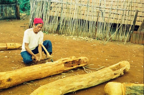 nhà mồ tây nguyên kon tum