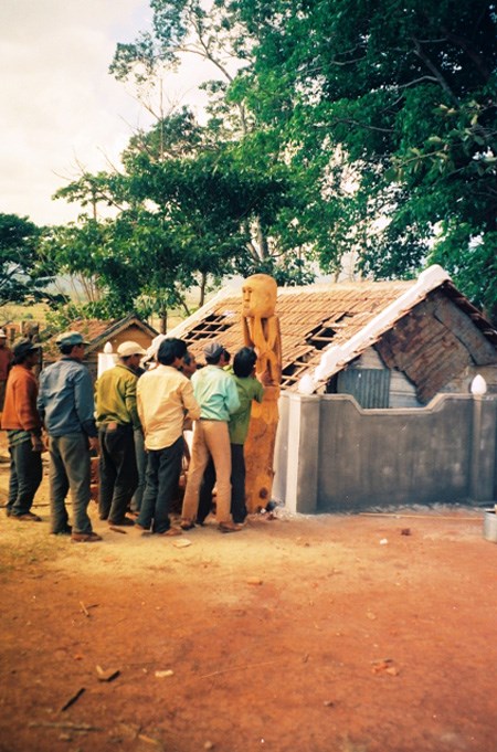 nhà mồ tây nguyên kon tum