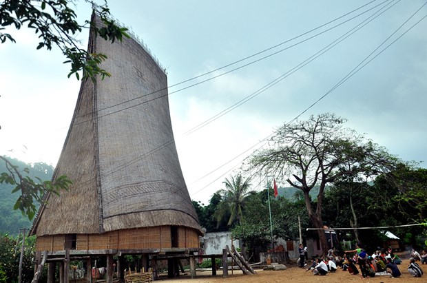 Ngôi nhà rông truyền thống nơi sinh hoạt chung của người dân Ba Na tại Kon K’Tu