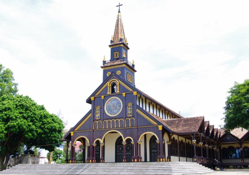 Gần một thế kỷ phơi mình dưới cái nắng, cái gió Tây Nguyên ngôi nhà thờ vẫn đang vững chãi dưới thời gian và là điểm tham quan du lịch nổi tiếng của thành phố Kon Tum.