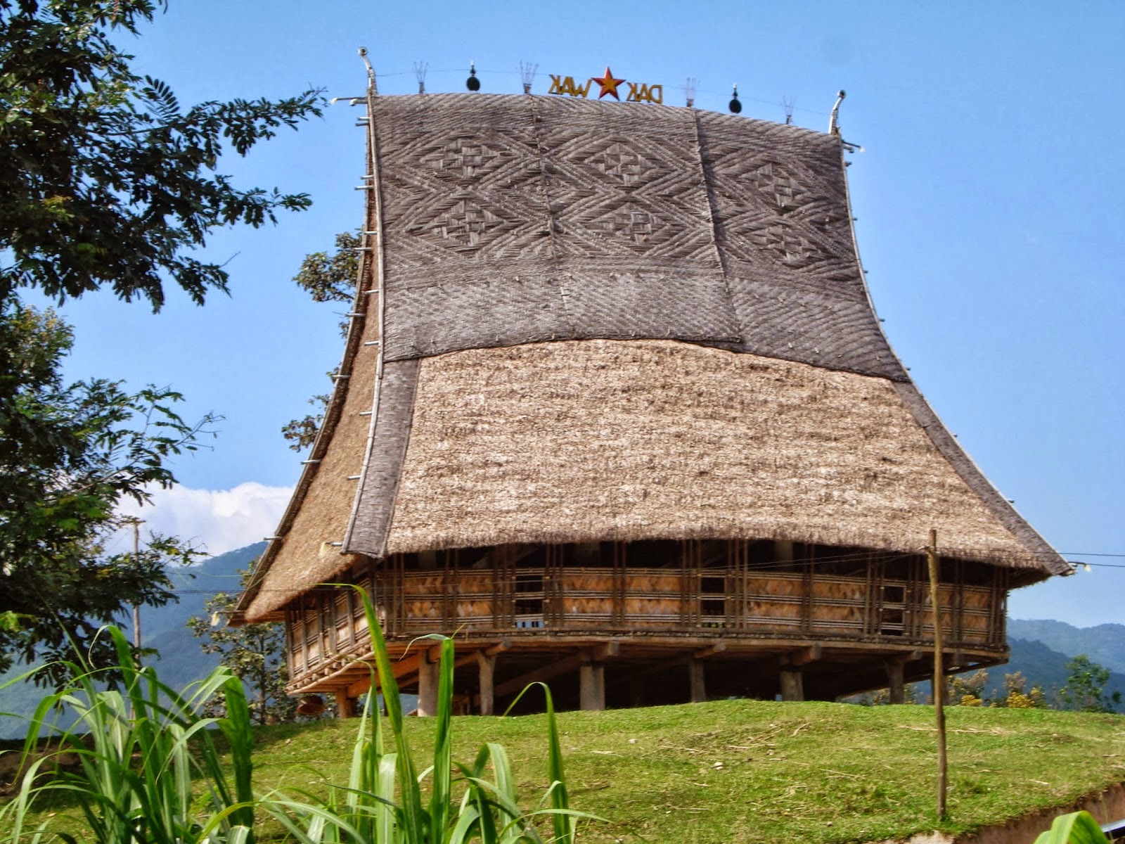 Nhà rông làng Bana ở Đăk Rơwa - Kon Tum