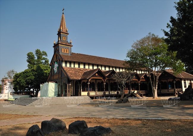 nhà thờ gỗ kon tum