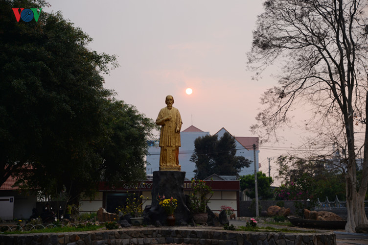 nhà thờ gỗ kon tum 6