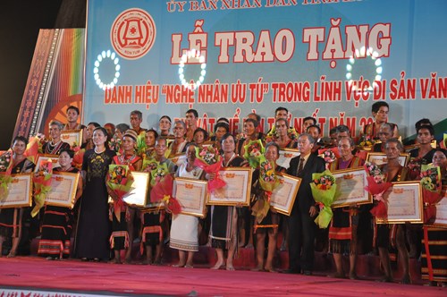 Bà Đặng Thị Bích Liên – Thứ trưởng Bộ VHTT&DL và ông Đào Xuân Quí – Phó Bí thư Tỉnh ủy, Chủ tịch UBND tỉnh Kon Tum – tặng hoa chúc mừng các nghệ nhân được Chủ tịch nước tặng danh hiệu Nghệ nhân ưu tú.