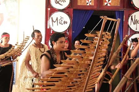 Kaly Tran biểu diễn trong dàn hòa tấu đàn T’rưng