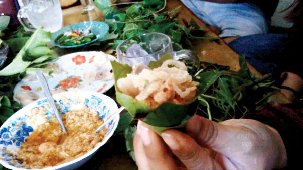 Gỏi lá Kon Tum từng hai lần được Tổ chức kỉ lục Việt Nam công nhận là Top 10 đặc sản Việt Nam đạt giá trị ẩm thực châu Á