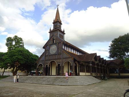 nhà thờ gỗ kon tum
