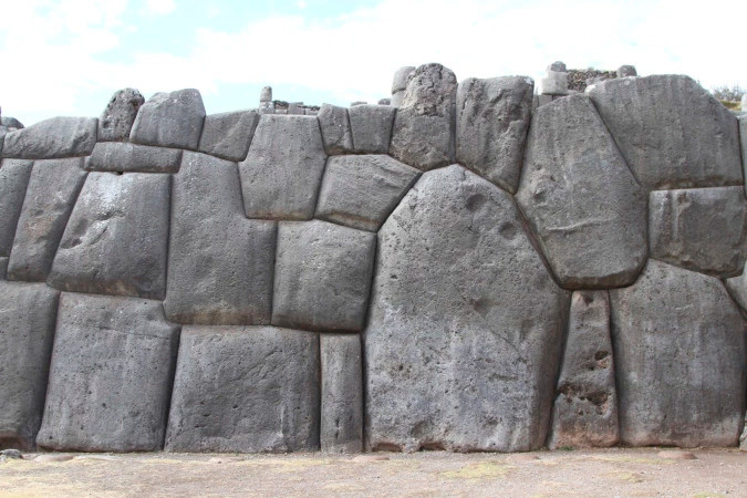 Những khối đá khổng lồ được cẩn thận đẽo gọt cho khớp với nhau và ghép khô