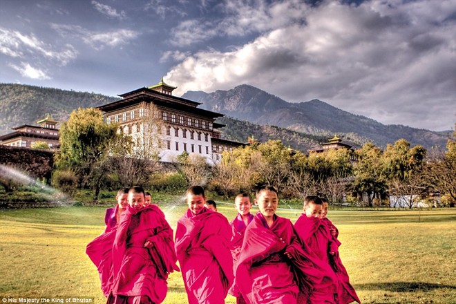 Các nhà sư trẻ đang di chuyển trước cổng cung điện của nhà vua ở thủ đô Thimpu. Đây là bức ảnh do chính quốc vương Bhutan Jigme Khesar Namgyel Wangchuck chụp.