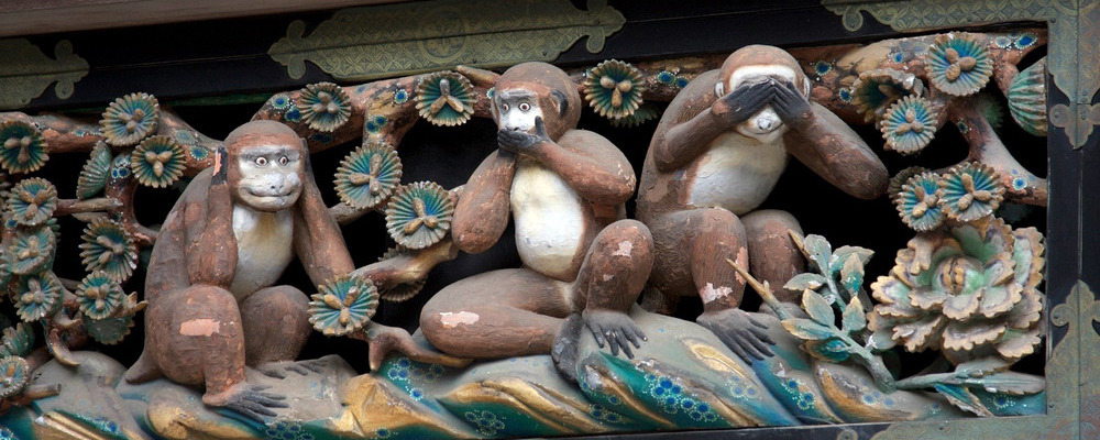 Tác phẩm điêu khắc "Bộ khỉ tam không" hay "Ba con khỉ thông thái" ở đền Toshogu, Nhật Bản.