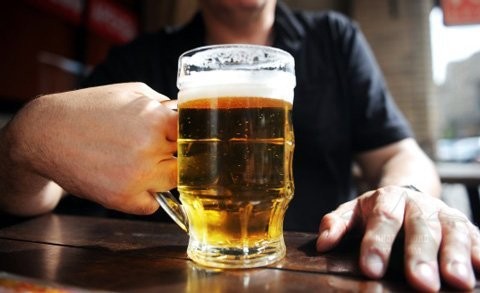uống bia trước khi uống rượu