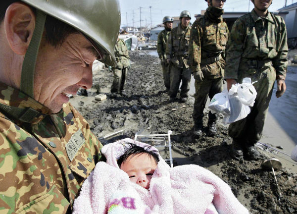 Bé gái 4 tháng tuổi được cứu sống thần kì sau thảm họa sóng thần ở Nhật Bản.