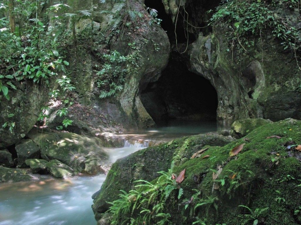 Đi vào hang Actun Tunichil Muknal ở Belize