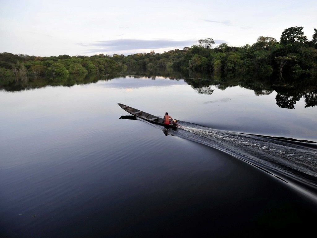 Ngồi thuyền trên sông Amazon
