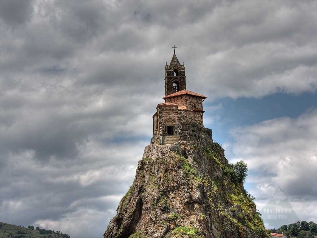 Trèo 268 bước để đến đỉnh núi Saint Michel D'aiguille Chapel