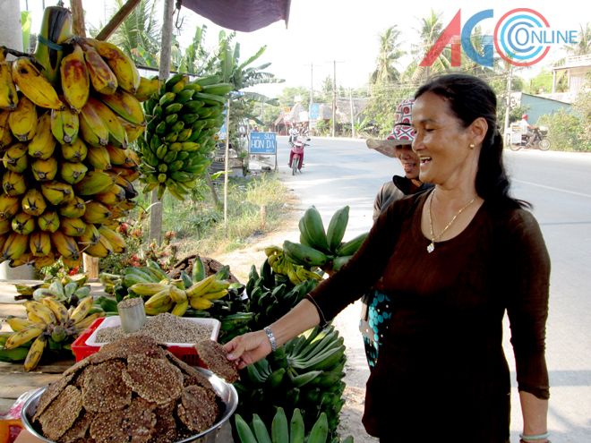 Chuối hột được bán dưới nhiều dạng, từ trái sống, chín đến phơi khô, đãi hột…