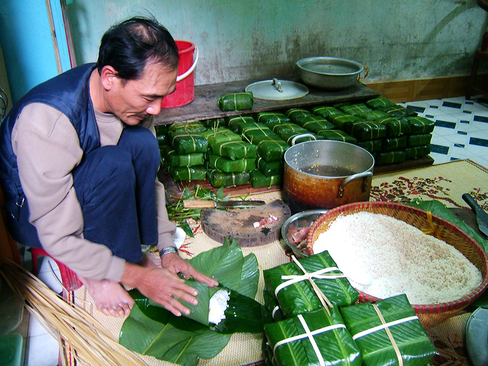 Vào ngày Tết hầu như trên bàn thờ của các gia đình luôn có một cặp bánh chung để thể hiện lòng biết ơn của con cháu đối với ông bà tổ tiên và trời đất.